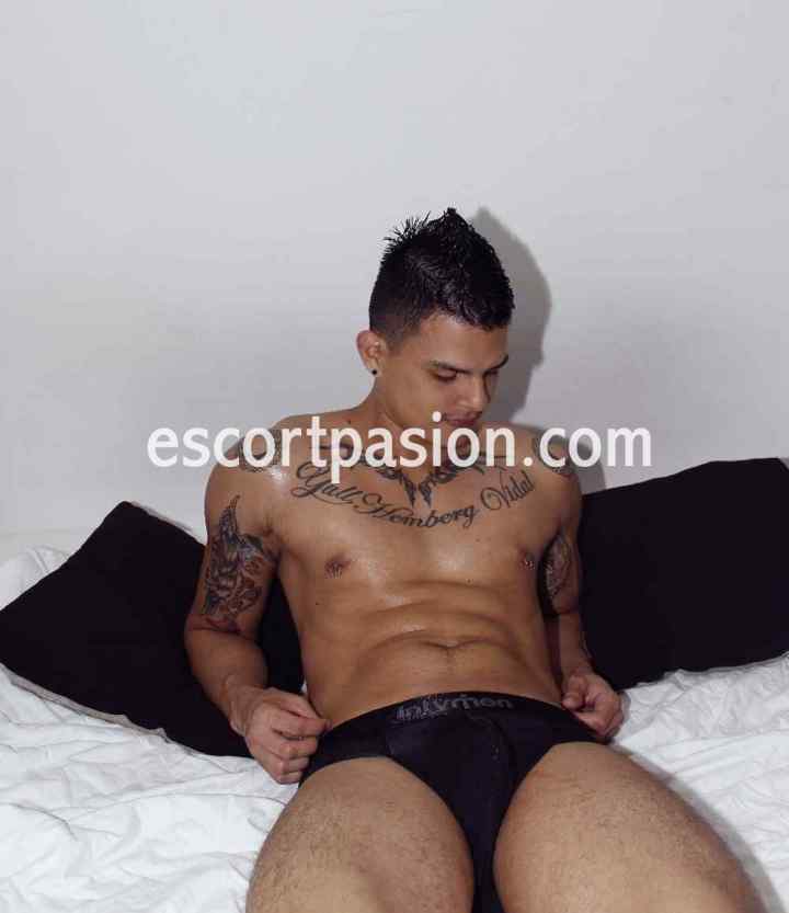 sexy escort gay en Palma de Mallorca en ropa interior tumbado en su cama