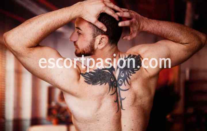 escort masajista con tatuaje en la espalda