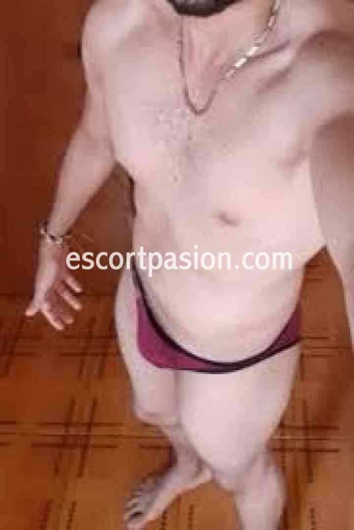 escort hombre mostrando su cuerpo sexy y musculoso