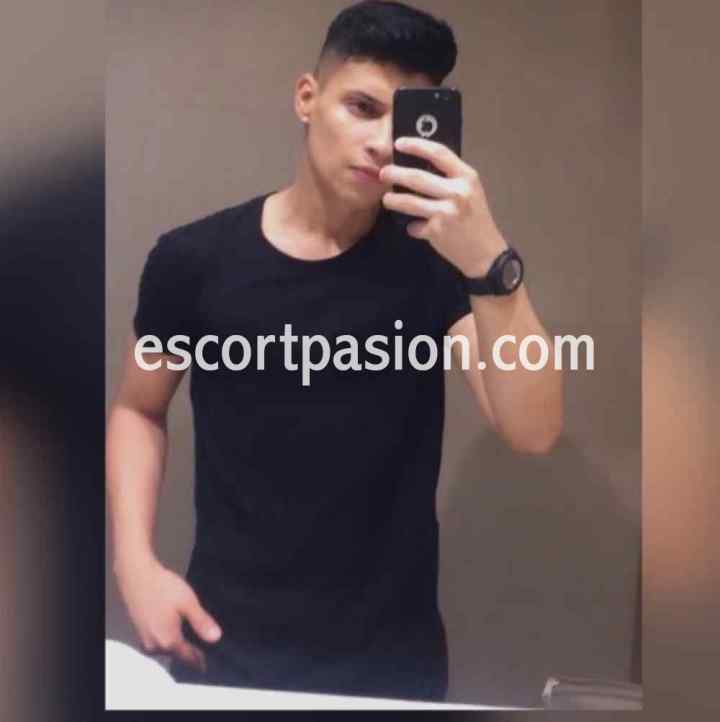 Chico Joven Varonil y discreto - Escort gay sexy colombiano