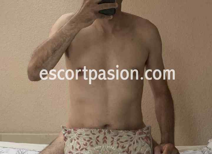 escort masculino con torso desnudo en Madrid