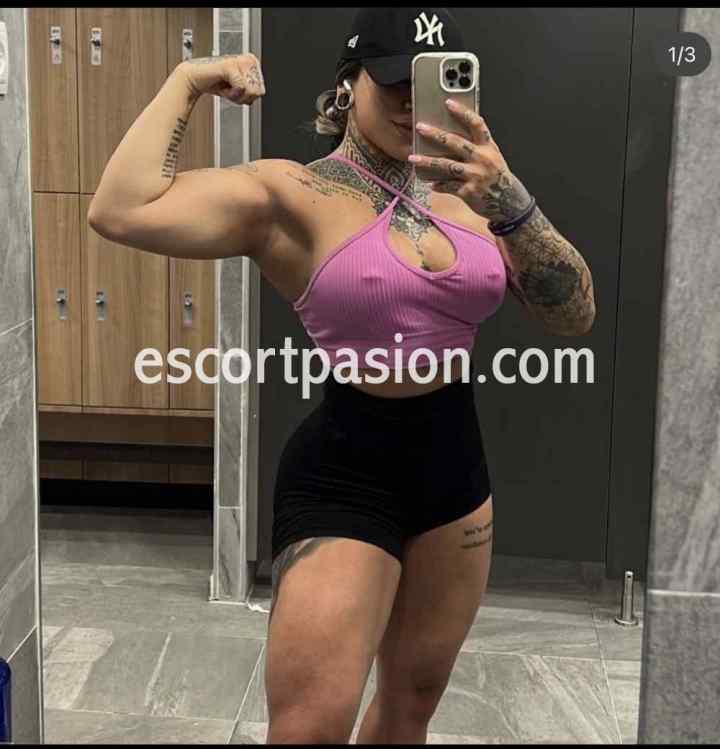escort latina de cuerpo musculoso leencanta el gym