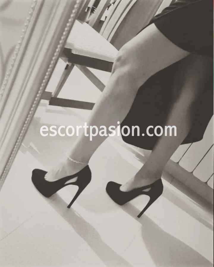 escort de piernas sexys disfruta haciendo cubanitas