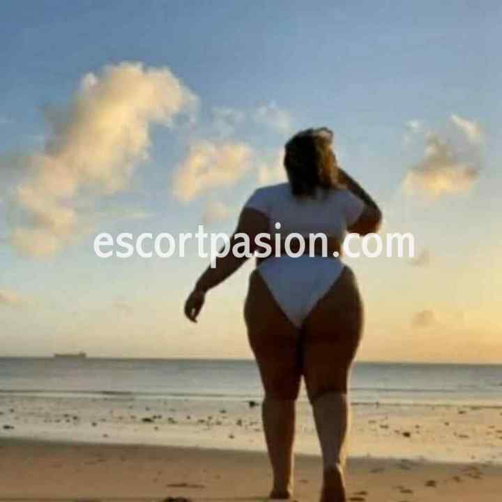 Chica con culo enorme en la playa