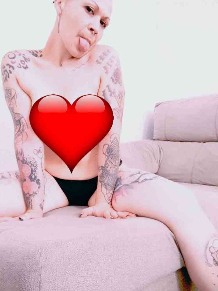 sexy mujer con tatuajes y pelo corto busca tener una llamada caliente con hombres