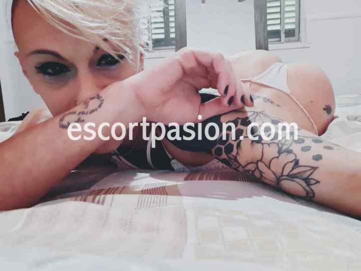 webcam guapa tiene tatuajes en el cuerpo 