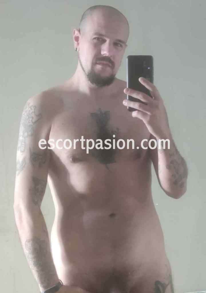 escort hombre español se hace una selfi en el espejo desnudo