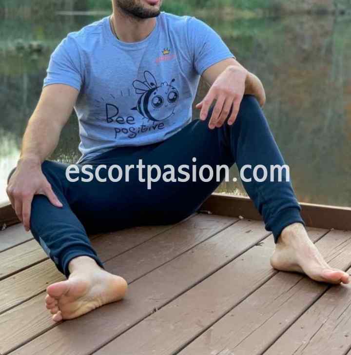 escort hombre Español es dotado y ofrece masajes
